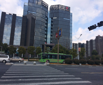 楼外马路，井然有序